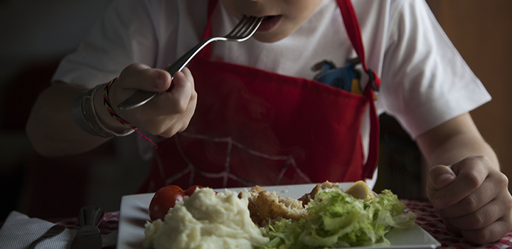 Alimentación saludable Niño almorzando comida saludable