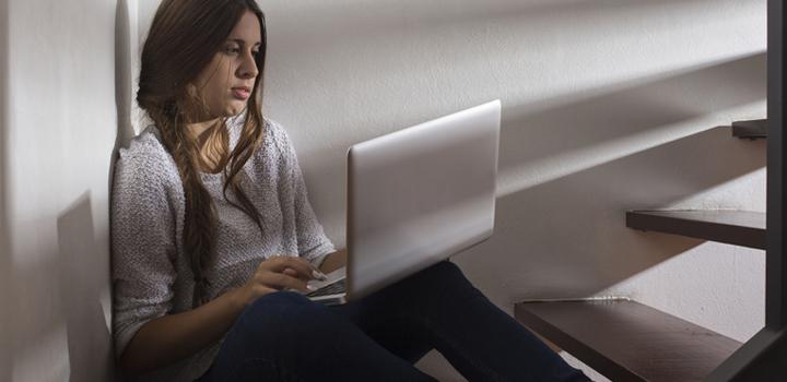 adolescente con una computadora