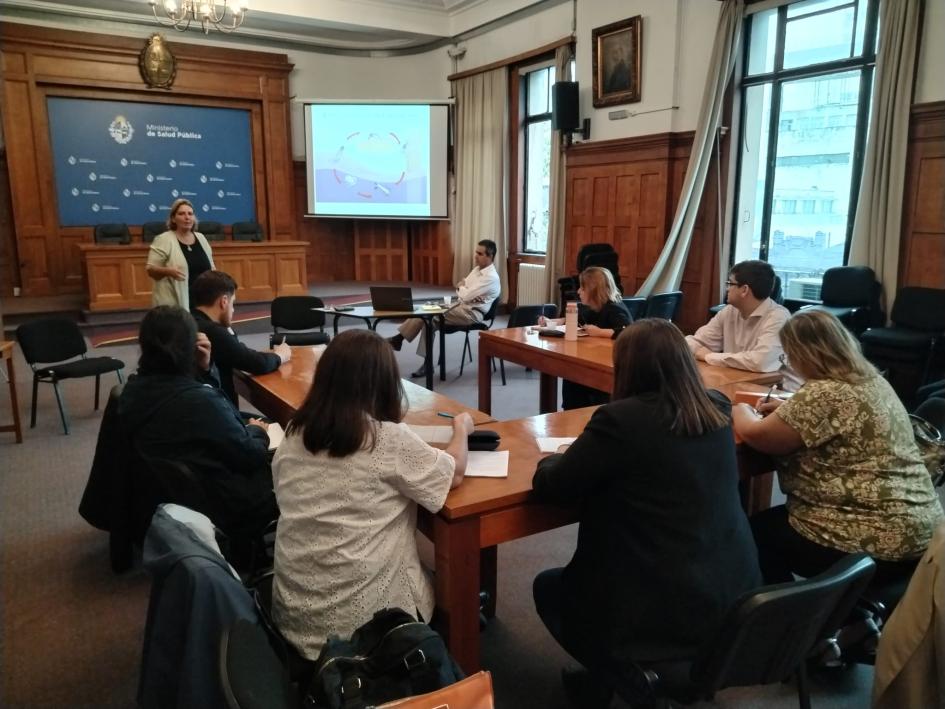 Taller sobre dengue grupo de personas sentados a la mesa