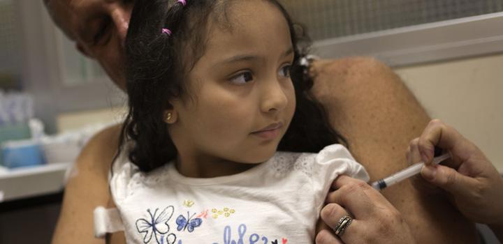 Niña en consultorio dándose una vacuna Niña en consultorio dándose una vacuna