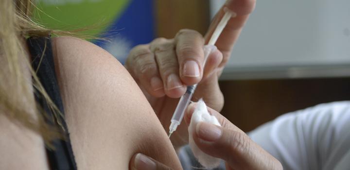 Vacunadora dando una vacuna