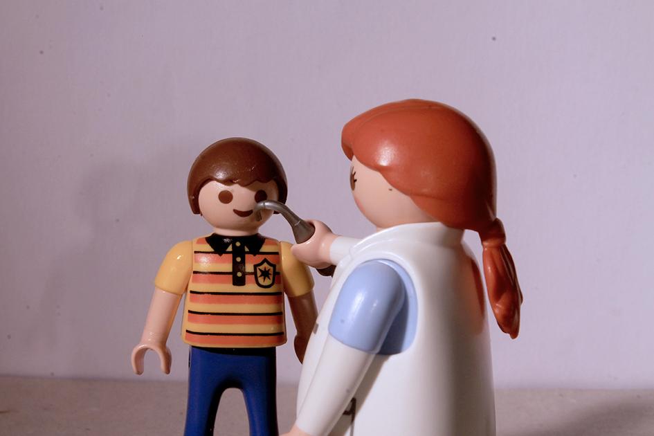 Guía práctica odontológica Odontóloga mostrando herramienta a niño paciente