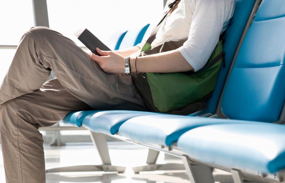 persona esperando en aeropuerto