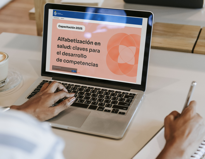 Computadora en escritorio con el sitio web de capacitación en línea