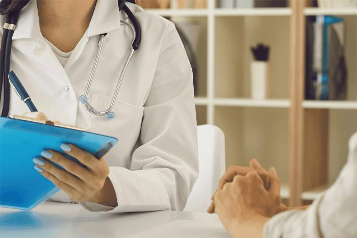 Imagen de un doctora realizando una consulta