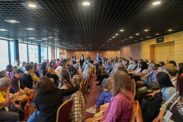 Personas participantes de Acción País sentadas en sillas realizan un intercambio grupal