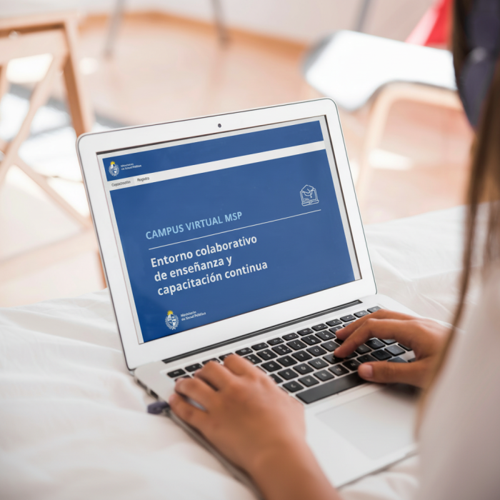 Computadora en escritorio con el sitio web de capacitación en línea