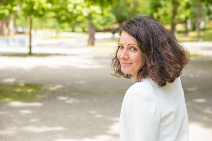 mujer mediana edad sonriendo