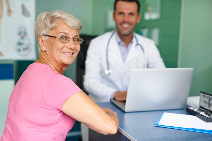 Consulta médica - mamografía mujer consulta médica mirando hacia la cámara