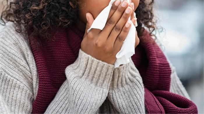 Adolescente mujer con gripe