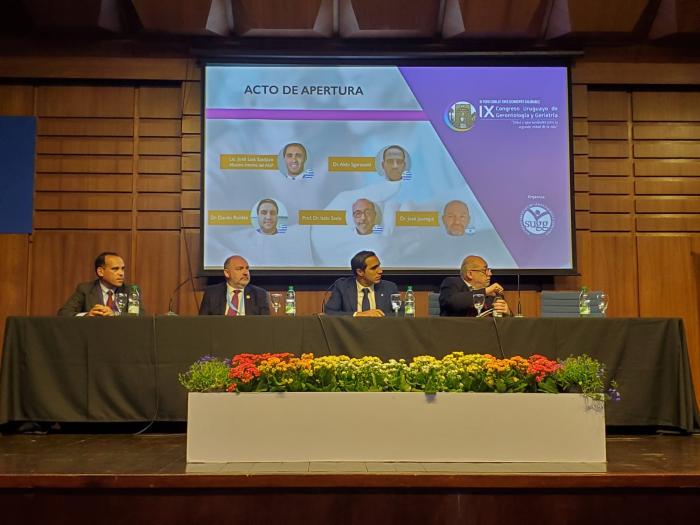 Congreso Uruguayo de Gerontología y Geriatría Mesa de autoridades