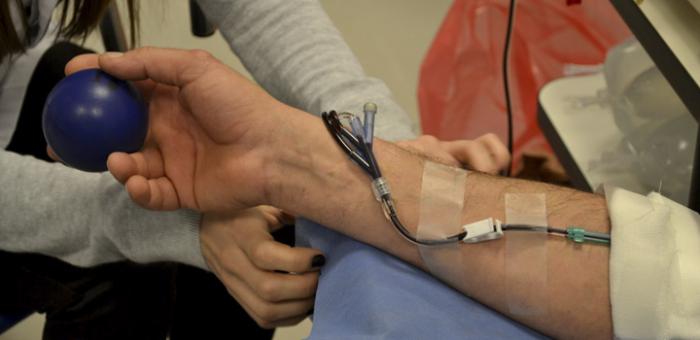 persona donando sangre persona donando sangre