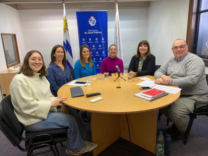 Equipo docente 5 mujeres y un hombre del equipo de capacitación sentados al rededor de una mesa redonda