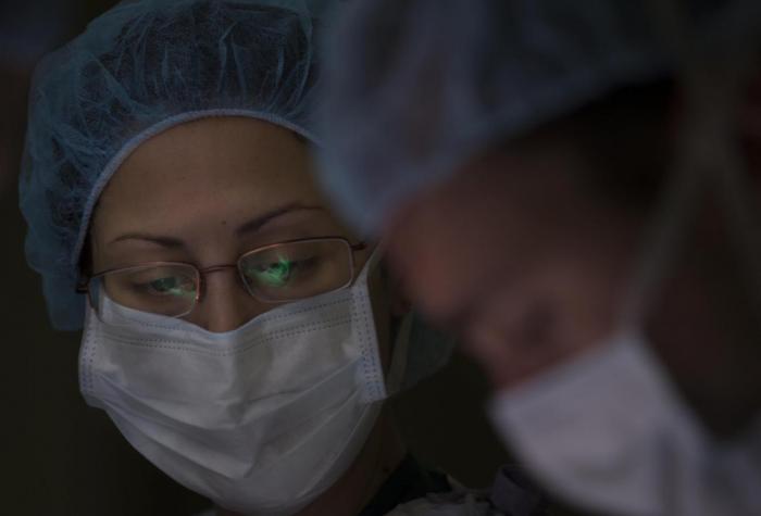 funcionarios de la salud con barbijo