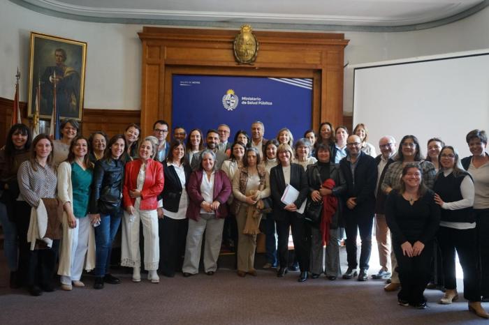 Asistentes del acto por el Día Internacional de la Enfermería Foto grupal de la Ministra con las y los asistentes del evento