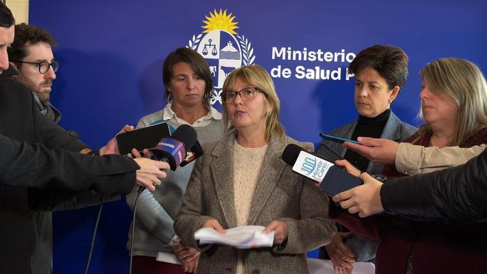 Rueda de prensa por reducción de tiempos de espera Ministra de Salud Pública en rueda de prensa. Detrás las directoras generales Nozar y Pradere
