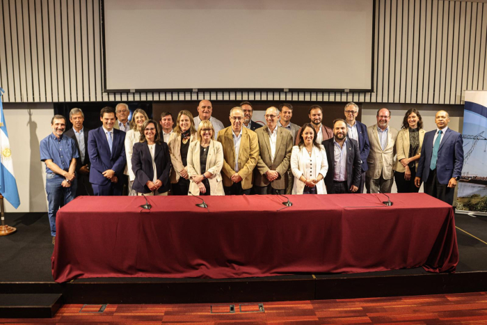 Autoridades de pie una al lado de la otra, detrás de una mesa larga