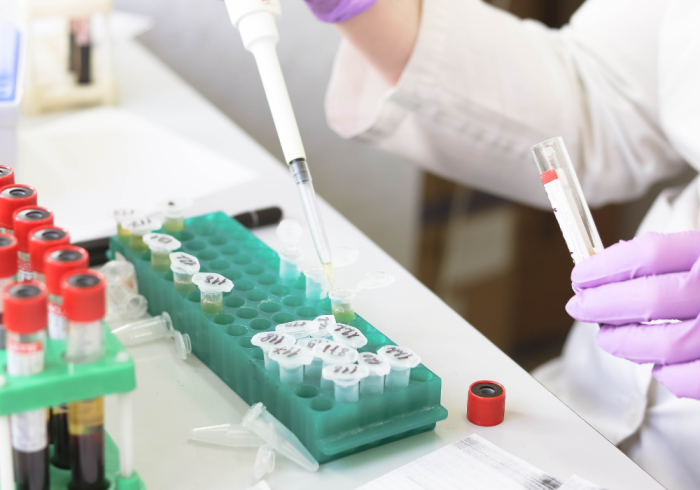 Laboratorio Científica manipula muestras en un laboratorio
