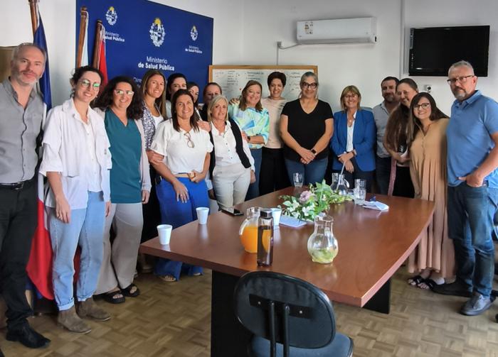 Reunión con funcionarios de DDS Lavalleja Foto grupal de autoridades ministeriales junto a las funcionarias de la DDS en un salón