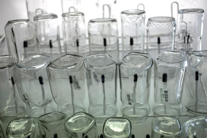 Esterilización de frascos de vidrio para conservar leche Frascos de vidrio dados vuelta en proceso de esterilización