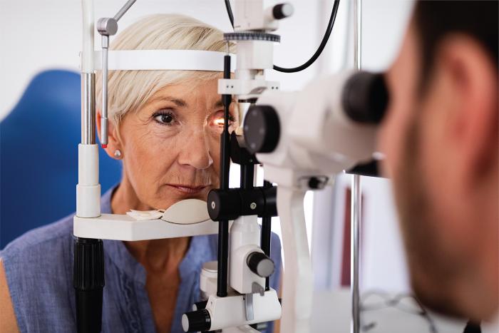 Semana mundial del glaucoma Mujer se hace estudio de la visión
