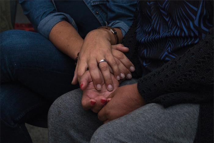 Día mundial del Parkinson Una mano sostiene a otra