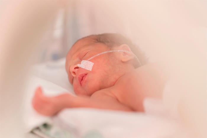 Bebé prematuro en incubadora 