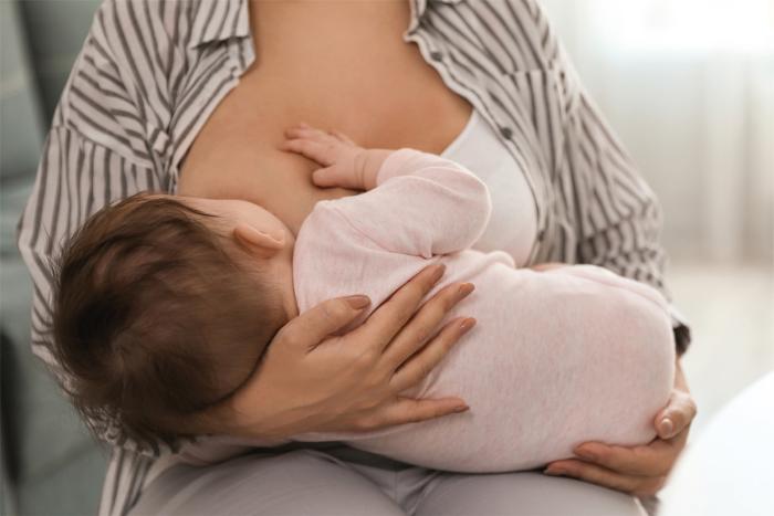 Semana mundial de la lactancia materna Madre amamanta a bebé en brazos