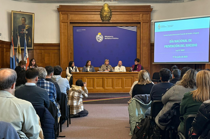 Día Nacional de Prevención del Suicidio Autoridades de MSP, Mides, Mec y Ministerio del Interior sentados frente a los asistentes