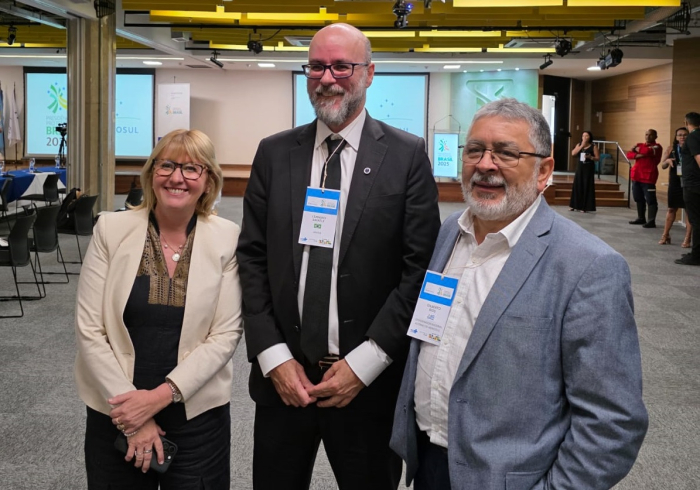 La Ministra y el subdirector general de la Salud y el presidente de ANVISA