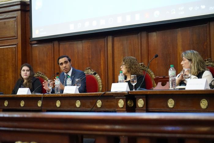 Satdjian en Paraninfo de Udelar Satdjian y expositoras en Paraninfo de Udelar