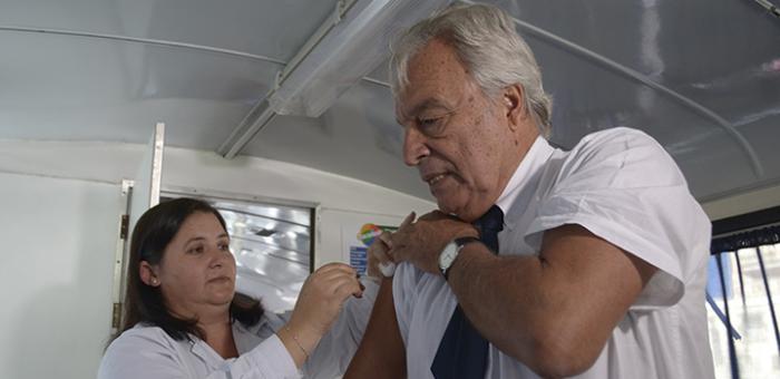 Dr. Jorge Quian en el vacunatorio