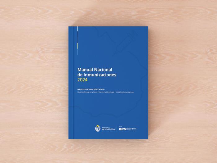 Manual Nacional de Inmunizaciones Manual impreso apoyado sobre la superficie de una mesa