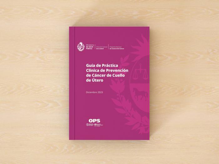 Guía de práctica clínica apoyada sobre la superficie de una mesa