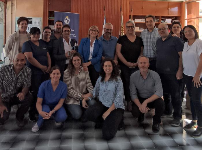 Foto grupal de autoridades ministeriales junto a los funcionarios de la DDS en un salón
