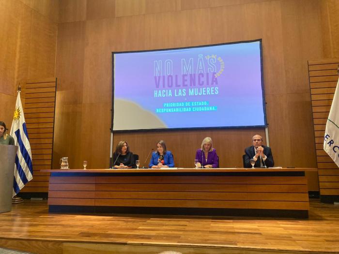 Día internacional de eliminación de la violencia hacia las mujeres Mesa de autoridades en actividad de INMUJERES