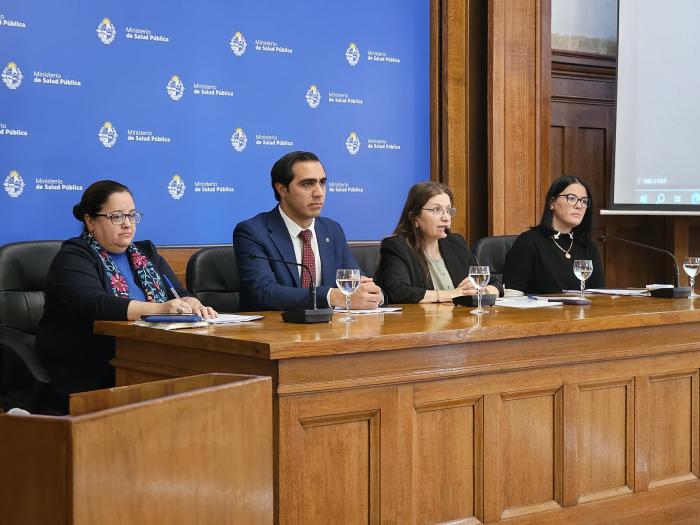 Foto de autoridades presentando la guía