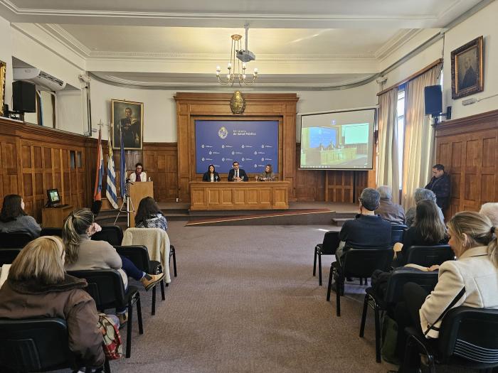 Foto de autoridades presentando la guía Foto de autoridades presentando la guía, se ve el público de frente