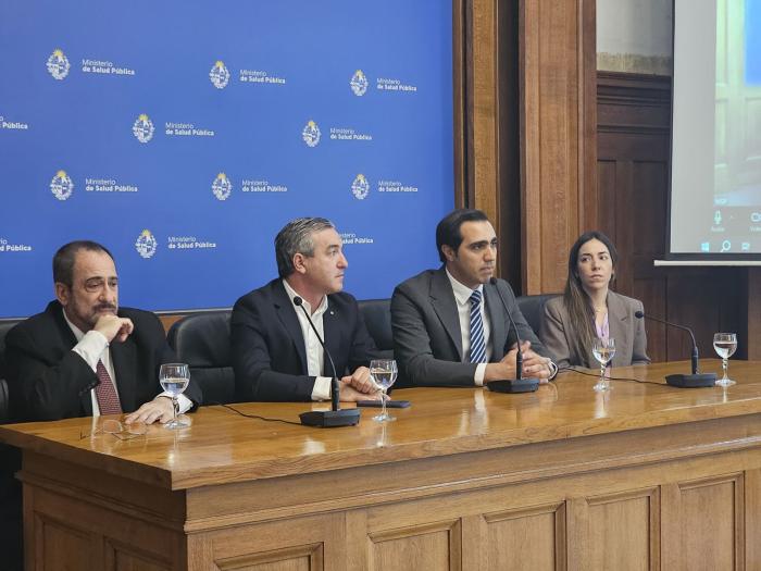 De izquierda a derecha: Tavella, Sosa, Satdjian y Vega Mesa de autoridades