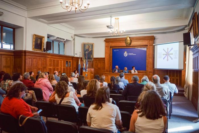Reunión con la Comisión Asesora de Derechos Sexuales y Reproductivos Salón de actos: Ministra, Subsecretario y Directora General de la Salud de frente a los asistentes