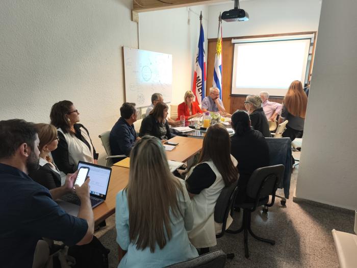 Reunión con funcionarios de DDS Maldonado Autoridades y funcionarios de DDS Maldonado sentados al rededor de una mesa, en salón con ventana