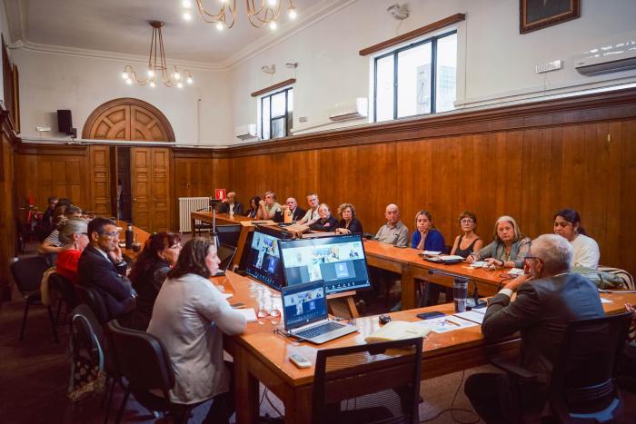 Reunión de la CONASIDA Integrantes de la CONASIDA sentados a la mesa en forma de U en sala de sesiones