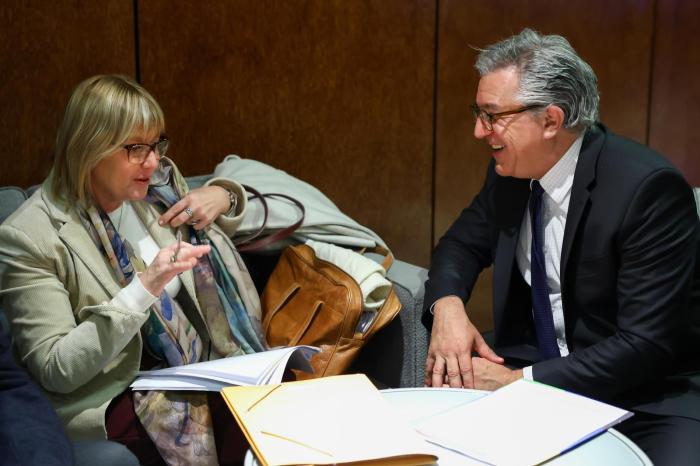 Reunión de la Ministra Lustemberg con Ministro de Salud de Brasil Ministra Lustemberg conversa con el Ministro de Salud de Brasil. Él sonríe.