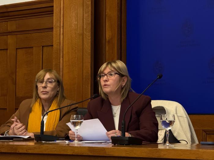 Palabras de la Ministra en la apertura del encuentro Ministra se dirige al auditorio, a su lado la Directora de Fiscalización
