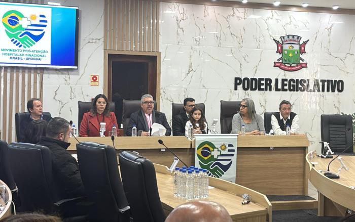 Audiencia pública del Movimiento por la Atención Hospitalaria Binacional Directora General de Coordinación y otras autoridades sentadas en auditorio dan una conferencia
