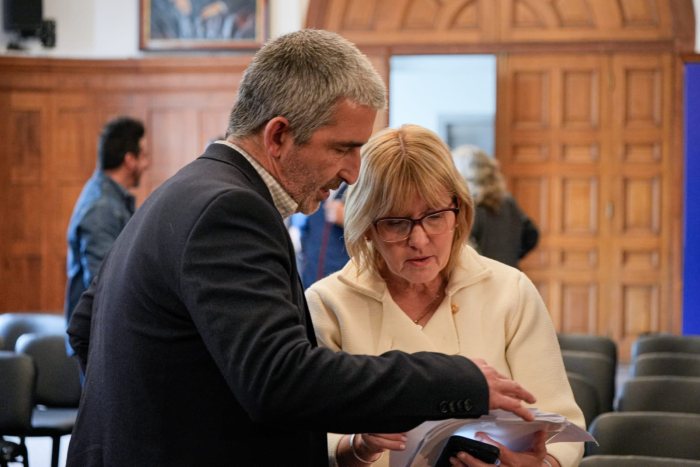 Presidente de ANEP y Ministra de Salud Pública juntos observando un texto
