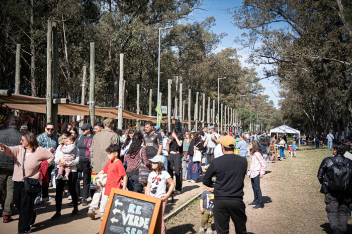 Jornada por el Día Nacional de la Agroecología Gente paseando al sol en la actividad, Parque Roosvelt