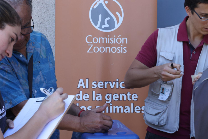 jornada de vacunación contra la rabia perros y gatos Logo de zoonosis y trabajadores en jornada de vacunación contra la rabia para perros y gatos