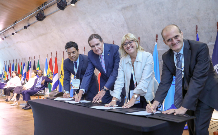 La ministra Lustemberg y autoridades de OPS, BID y Banco Mundial firman un acuerdo internacional