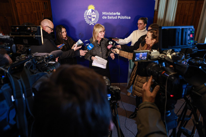 Rueda de prensa de la Ministra Ministra Lustemberg rodeada de periodistas